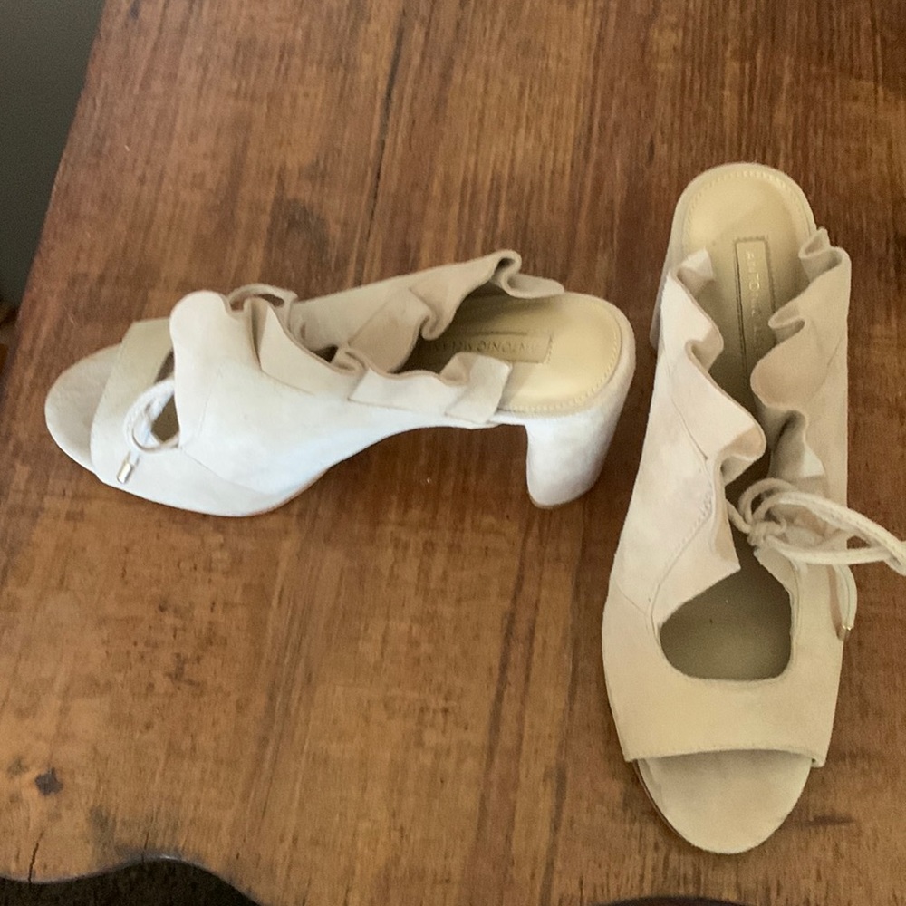 Cream suede Antonio Melani 3 1/2” heels Size 8.